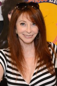 Elvira, el personaje que inspiró a Booberella de Los Simpsons