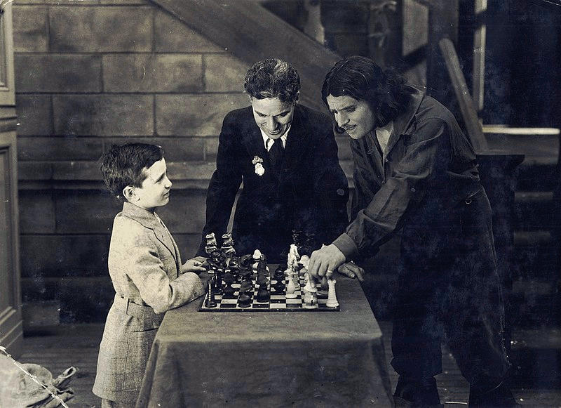 Samuel Reshevsky con Charles Chaplin y Douglas Fairbanks